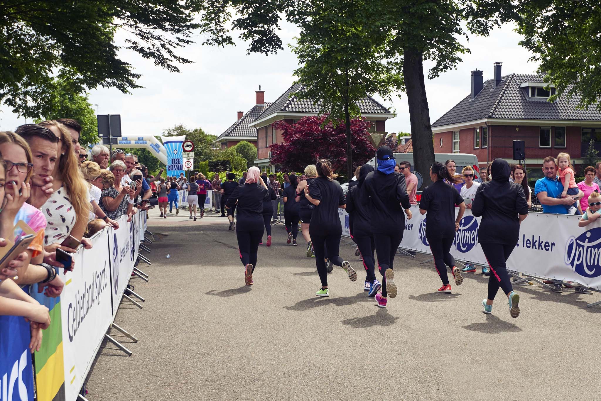 Deelnemers in beweging tijdens een lokaal evenement